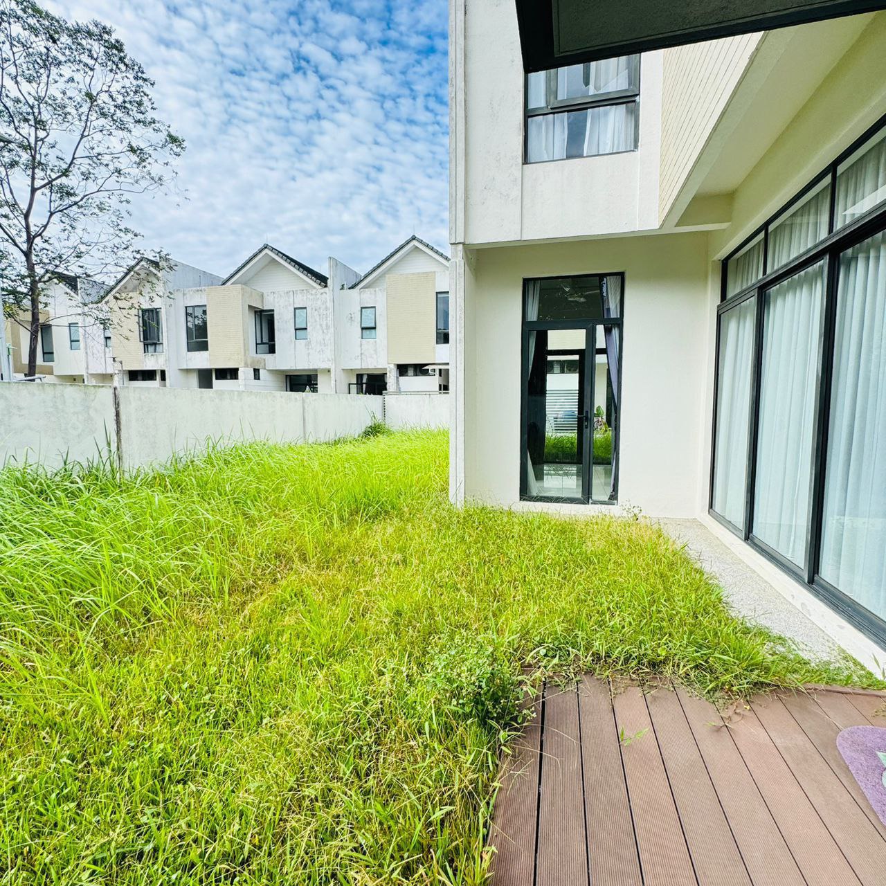 Double storey garden terrace Avira Medini Iskandar 4