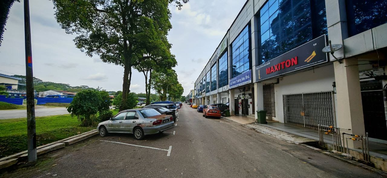 2nd Floor of Three Storey Shoplot Taman Sri Putra 2