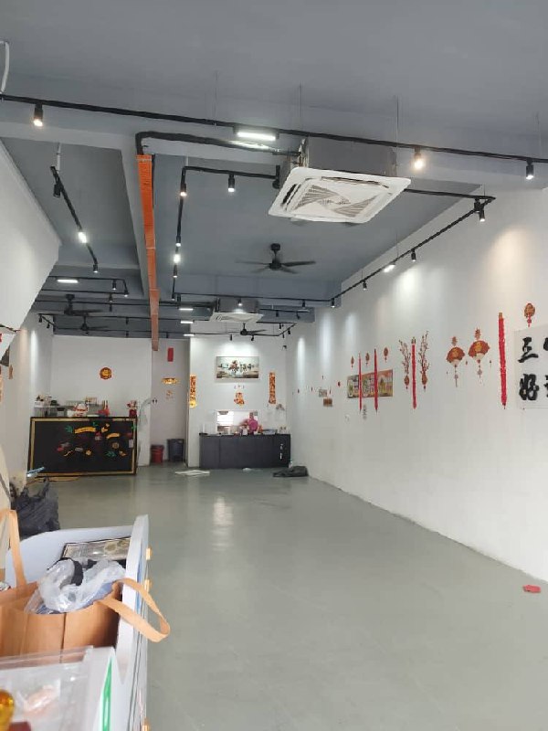 3 Storey shop Austin crest 3